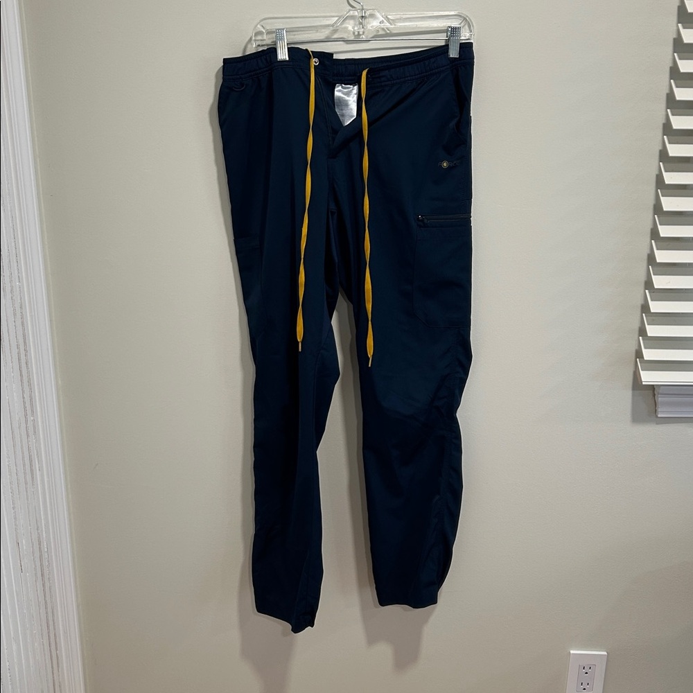 Medium Carhartt FORCE navy blue scrub set - Picture 5 of 7